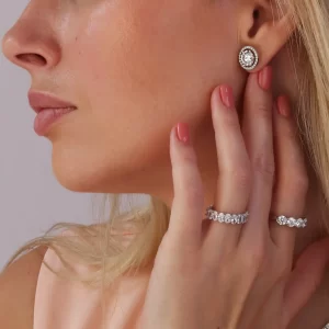 earrings-round-diamond_engagement-_rings_-lab-grown-diamonds_-tennis_bracelet_Diamond_engagement_ring_etika-jewels_lab-grown-diamonds_engagement-ring_diamond-ring_gold-jewelry_duba_uae_abu-dhabi