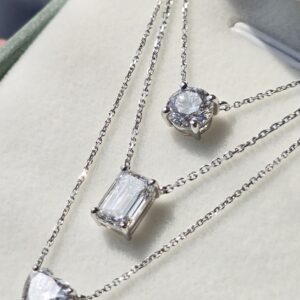 heart_diamond_pendantLabgrown_diamond-necklace_gold-and-diamond-jewellery_jewelry_18K-gold_ETIKA_Jewels_Dubai_Abu-dhabi