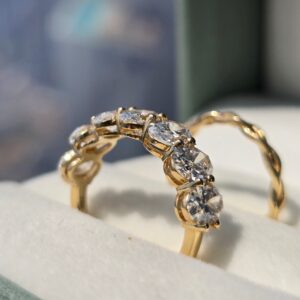 Labgrown_five_diamonds_ring_engagement_ring_gold and diamond jewellery_jewelry_18K gold_ETIKA_Jewels_Dubai_Abu dhabi