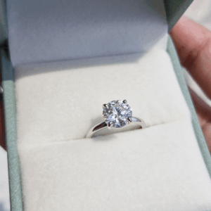 Laura_Classic Round Diamond Engagement Ring_labgrown diamond and gold jewellery_ETIKA Jewels_jewelry_Dubai