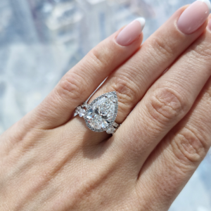 Ayla- Pear shaped Diamond engagement ring-IGI Certified_ETIKA Jewels_engagement ring_labgrown diammonds_jeweory_jewellery_Dubai_Abu Dhabi_Jewelry Shop