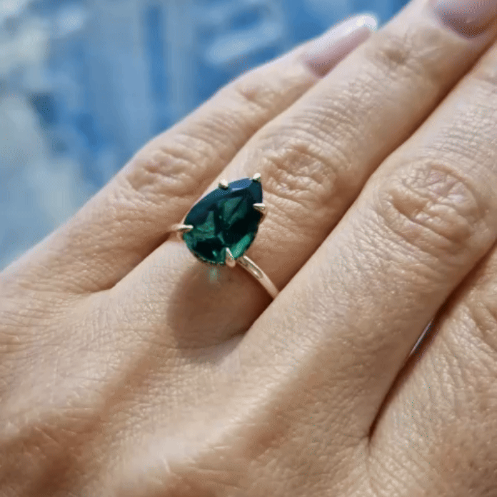 green eemmerald_pear_Diamond ring_ETIKA Jewels_engagement ring_diamond ring_labgrown diamonds_diamond jewelry_gold and diamond jewellery_gemstones_damac_bvlgary_cartier