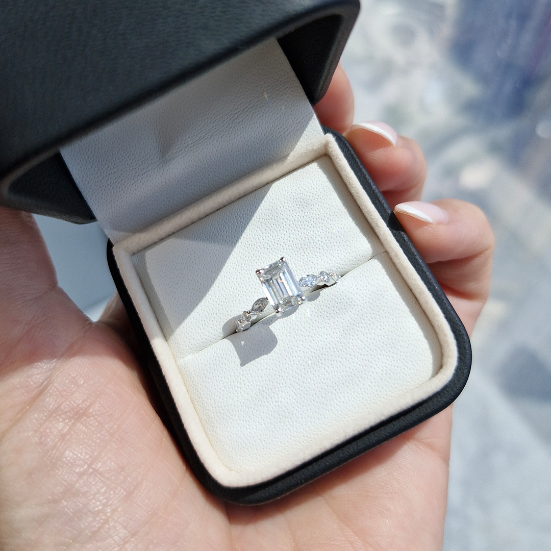 3Zahra_Emerald Diamond Solitaire Marquise and Round band-IGI Certified_ETIKA Jewels_engagement ring_labgrown diammonds_jeweory_jewellery_Dubai_Abu Dhabi_Jewelry Shop