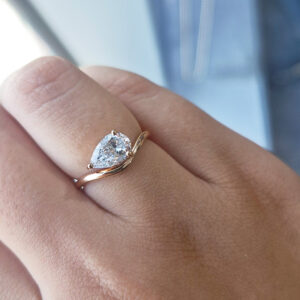 Pear-Shaped-Diamond-Wave-Ring_labgrown-diamonds_18K-gold_ETIKA-Jewels