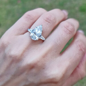 Victoria_Three-Stone-Pear-Diamond-Ring-with-Tapered-Baguettes_engagement-ring_ETIKA-jewels_Dubai_labgrown